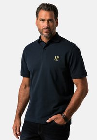 Navyblå polo t-shirt lavet af bomuld, med en klassisk krave, tre knapper og et lille guld-logo på venstre bryst.