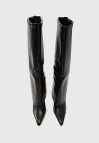 Čierne kožené čižmy po kolená s mierne špicatou špičkou a hladkou textúrou, s voľným horným dizajnom, ktorý sa preklápa cez holennú časť.