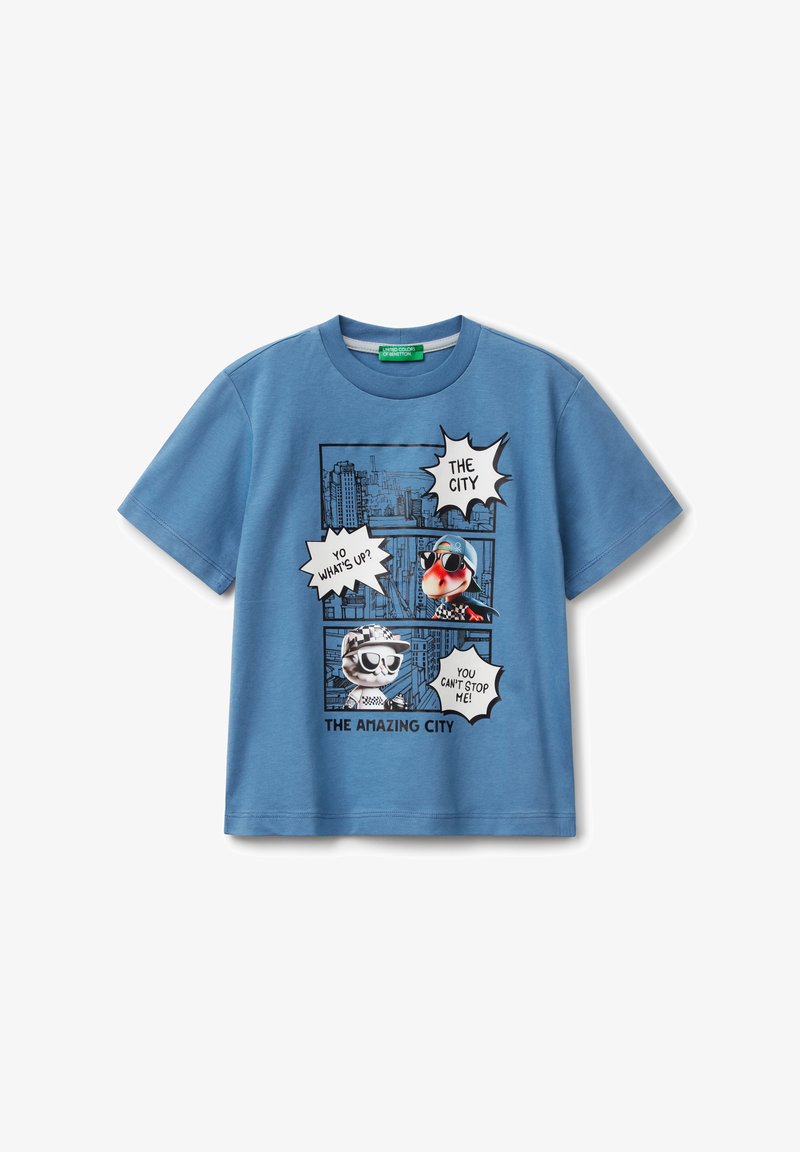 T-shirt en coton bleu clair avec un graphisme de style bande dessinée mettant en scène deux personnages animaux portant des lunettes de soleil, des bulles de dialogue et un paysage urbain en arrière-plan.