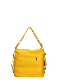 Borsa a mano gialla in pelle con manico superiore, tracolla regolabile e tasca con zip frontale su sfondo bianco.
