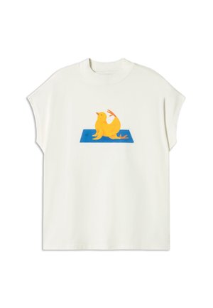 Crème-kleurige t-shirt met korte mouwen, met een gele gestileerde vogel op een blauwe achtergrond. Zachte stof met een relaxte pasvorm en ronde halslijn.