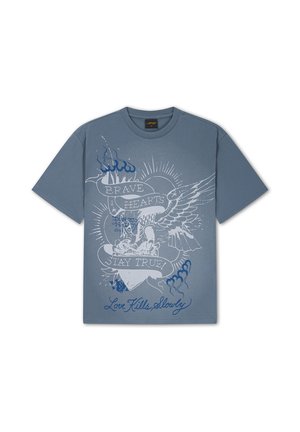 Maglietta blu a maniche corte con grafica di un cuore alato e testo che dice "Brave Hearts Stay True" e "Love Kills Slowly."