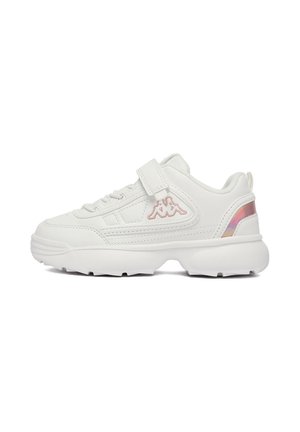 Hvid sneaker med tyk sål, velcrolukning, snørebånd foran og lyserødt irisierend logo og hældetalje på siden.
