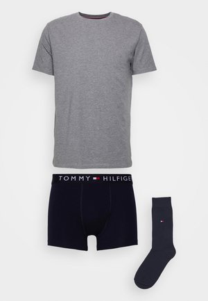 Pilkas medvilninis marškinėliai, tamsiai mėlyni bokso šortai su balta "TOMMY HILFIGER" juosta ir tamsiai mėlyni kojinės su logotipu šone.