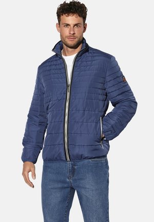 Blaues Daunenjacke mit Reißverschluss, vertikaler Steppstruktur, hohem Kragen und Seitentaschen. Mit Akzentbranding auf dem Ärmel.