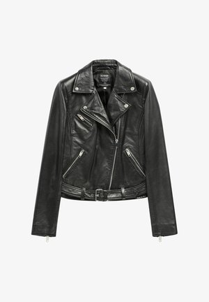 Czarna skórzana kurtka motocyklowa z asymetrycznym srebrnym zamkiem błyskawicznym, trzema kieszeniami na zamek, kołnierzem na zatrzaski, paskiem w talii i zamkami w mankietach.