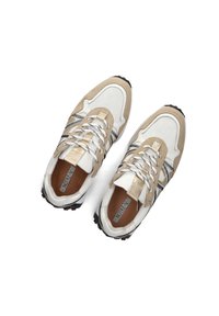 Beige en witte sportschoenen van mesh en suede, met gestreepte accenten, platte veters en een gestructureerde zwarte zool.