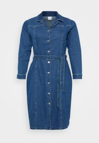 Vestido de ganga com mangas longas, fecho de botones à frente, cinto na cintura e gola. Cor azul escura com costuras mais claras.