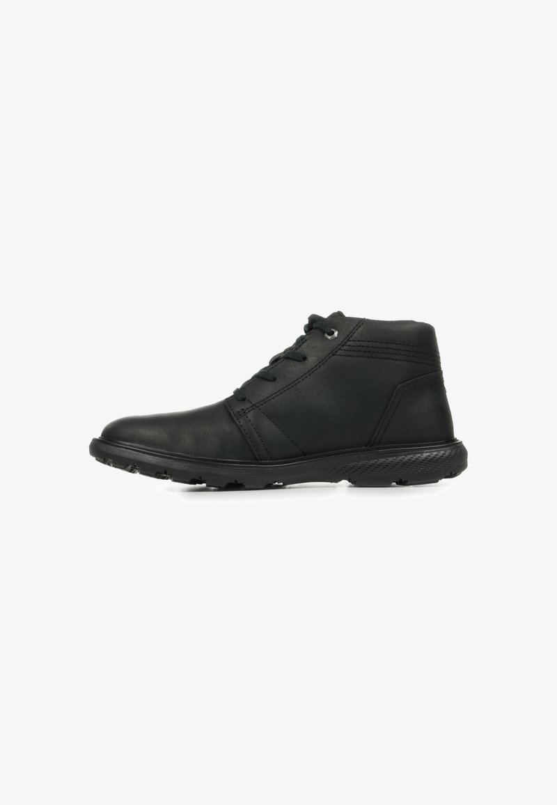 Botas de tobillo de cuero negro con un acabado suave, cordones en la parte delantera y suela de goma con patrones de tracción. Detalle de costura lateral.