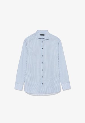 Błękitna i biała koszula w paski z długim rękawem, zapinana na guziki z ciemnymi guzikami, z kołnierzykiem i zaokrąglonym dołem. Gładka faktura tkaniny.
