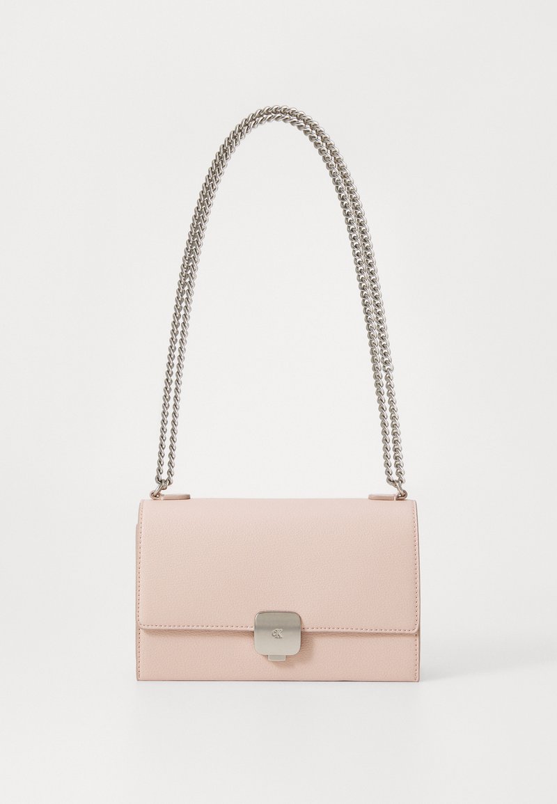 Roza veganska usnjena torbica s srebrnim verižnim naramnikom, pravokotne oblike, z zapiranjem na preklop in diskretno blagovno znamko na zaponki. Gladka tekstura.
