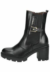 Botte de cheville en cuir noir avec des panneaux élastiques sur les côtés, une sangle décorative avec boucle, et un talon bloc épais avec semelle texturée.