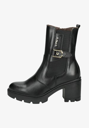 Botte de cheville en cuir noir avec des panneaux élastiques sur les côtés, une sangle décorative avec boucle, et un talon bloc épais avec semelle texturée.