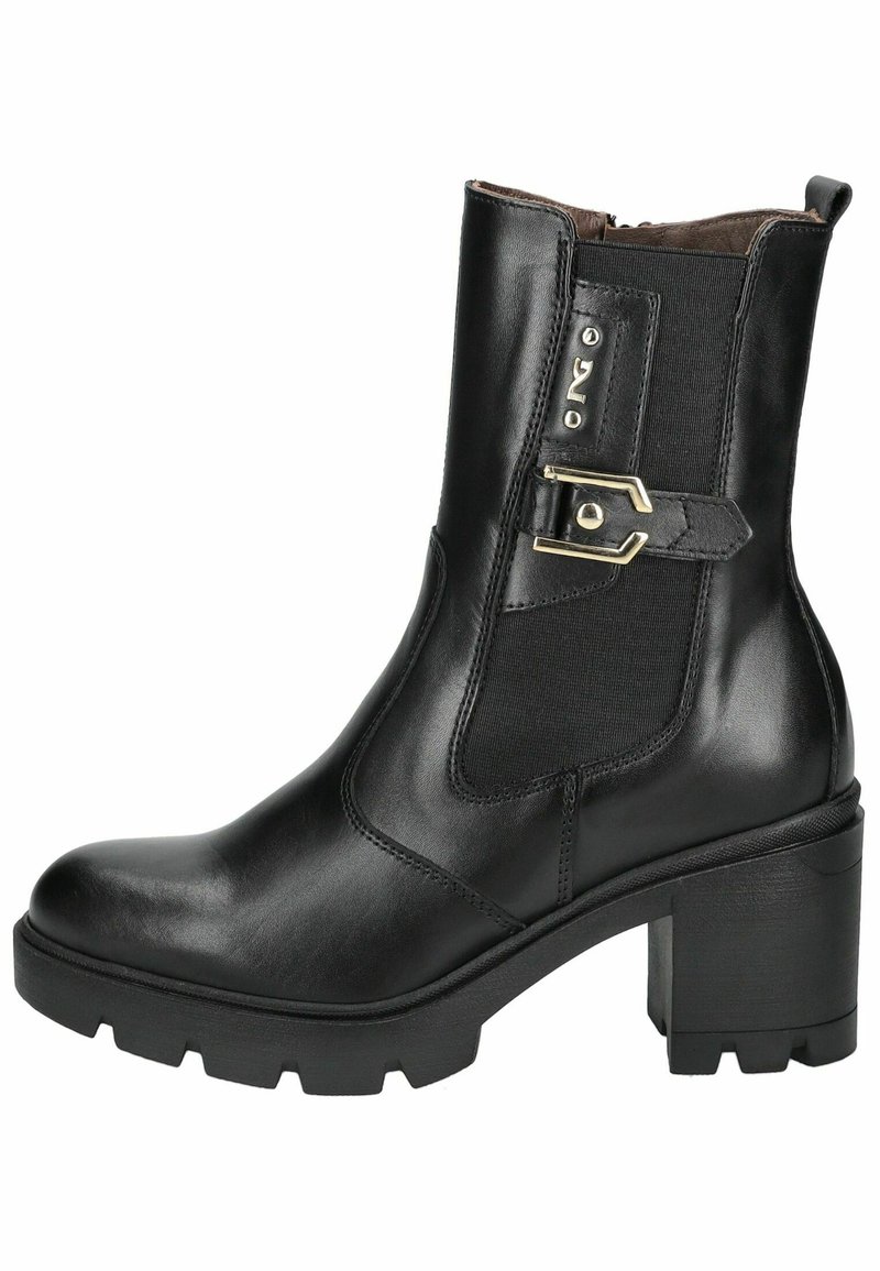Botte de cheville en cuir noir avec des panneaux élastiques sur les côtés, une sangle décorative avec boucle, et un talon bloc épais avec semelle texturée.