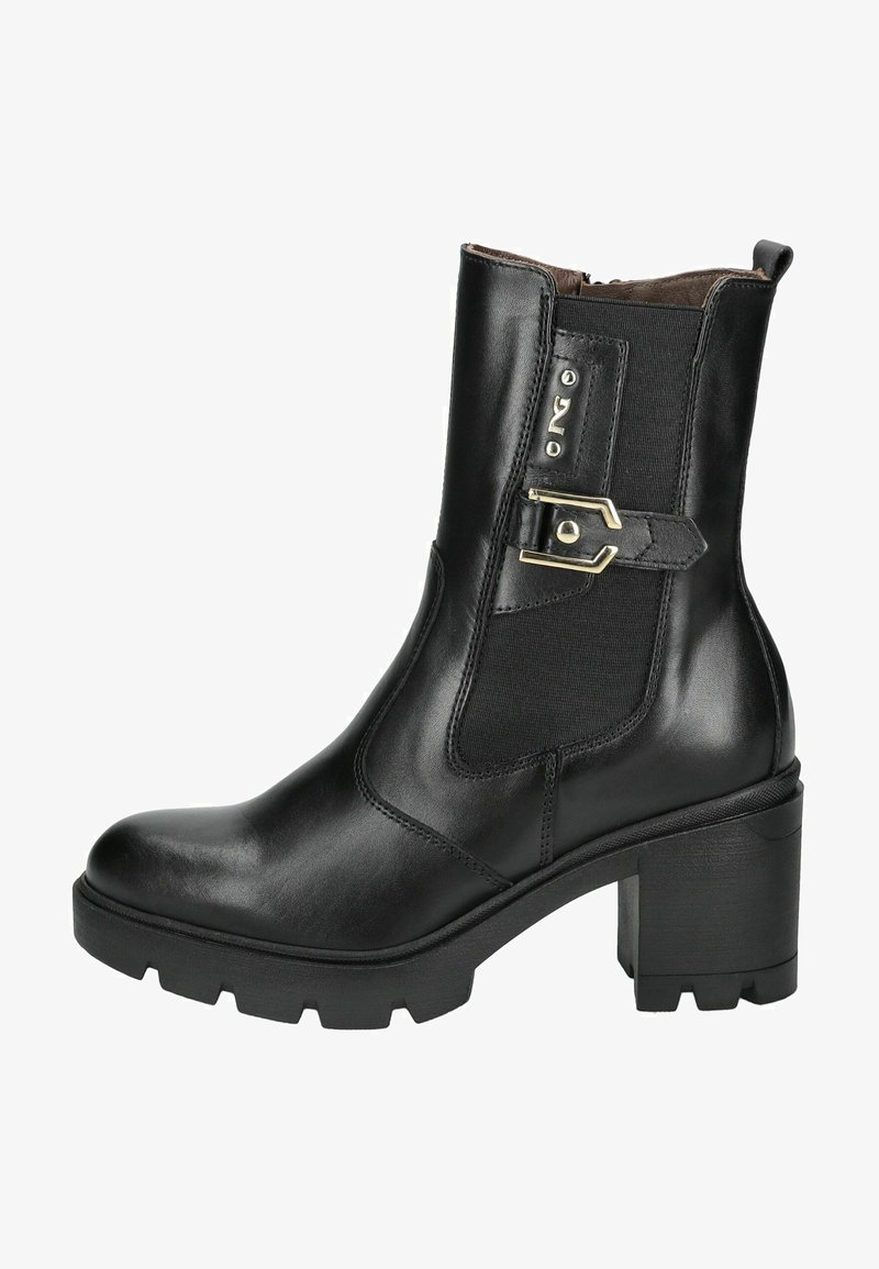 Stivaletto in pelle nera con pannelli elastici laterali, una fascia decorativa con fibbia e un tacco blocco spesso con suola testurizzata.