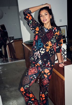 Never Fully Dressed SET - Yöasusetti - night garden patch print