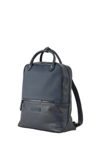 Zaino blu navy realizzato in pelle testurizzata e tessuto liscio, con una maniglia superiore, spallacci regolabili e una tasca frontale con zip.