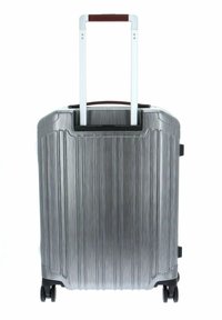 Valigia grigia con scanalature verticali, maniglia in metallo argentato e due ruote nere. Presenta una maniglia con impugnatura in plastica per un facile trasporto.