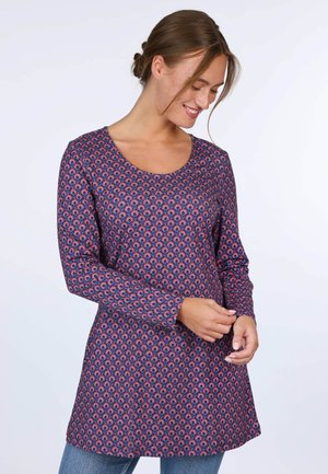 Langärmlige Tunika aus dunkelblauem Stoff mit einem sich wiederholenden roten und rosa Muster, mit einem Rundhalsausschnitt und leicht ausgestellt Silhouette.