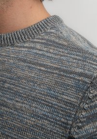 Grauer und blauer gestreifter Strickpullover mit geripptem Rundhalsausschnitt. Verfügt über eine strukturierte Stoffqualität und eine enganliegende Passform.
