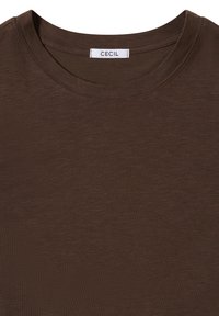 Braunes T-Shirt aus weichem Material mit klassischem Rundhalsausschnitt und subtiler Textur. Das Etikett trägt "CECIL" in Weiß.