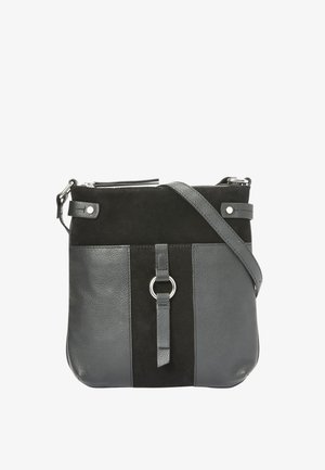 Zwart en grijs crossbodytasje van leer en suède, met een rechthoekige vorm, verstelbare riem en ringaccent als detail.