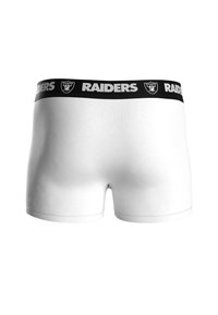 Boxer briefs blancos con una cinta elástica negra que presenta el texto y el logo de "RAIDERS". Tela suave, diseño ajustado.