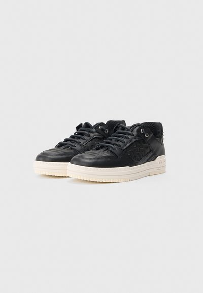 Czarne skórzane sneakersy z teksturowanym panelem, okrągłym noskiem, białą gumową podeszwą i czarnymi sznurowadłami. Posiadają siatkowy kołnierz oraz detal z logo.