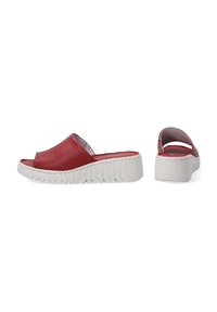 Rode leren slide sandalen met een brede band en een witte gegroefde zool. Het ontwerp heeft een open achterkant en een gladde textuur.