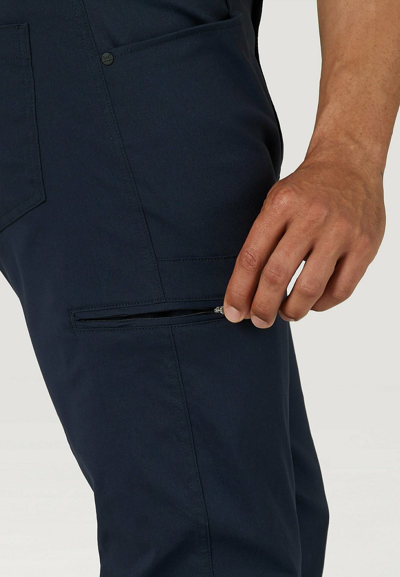 Herren Chinos | Wrangler UTILITY Stoffhose dark sapphire/dunkelblau - YE48717 Herren Chinos | Wrangler UTILITY Stoffhose dark sapphire/dunkelblau - YE48717