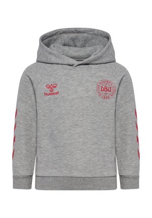 Szara bluza z kapturem z czerwonym logo Hummel na piersi oraz czerwonymi paskami w kształcie szewronów na rękawach, z okrągłym duńskim emblematem piłkarskim.