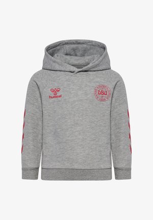 Szara bluza z kapturem z czerwonym logo Hummel na piersi oraz czerwonymi paskami w kształcie szewronów na rękawach, z okrągłym duńskim emblematem piłkarskim.