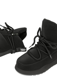 Zwarte, gevulde laarzen met veterontwerp en verstelbare band. Zacht buitenmateriaal, ronde neus en getextureerde zool voor grip.