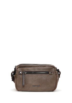 Borsa a tracolla in pelle marrone con superficie testurizzata, tasca frontale con zip e logo del marchio. Presenta una tracolla removibile.