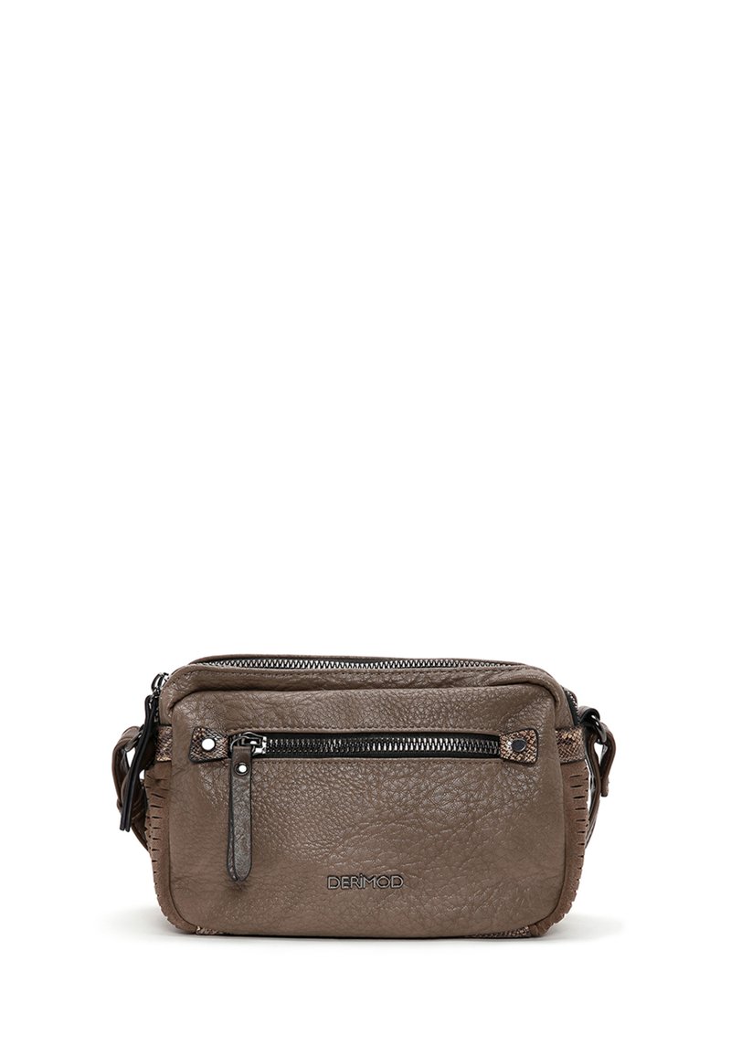 Borsa a tracolla in pelle marrone con superficie testurizzata, tasca frontale con zip e logo del marchio. Presenta una tracolla removibile.