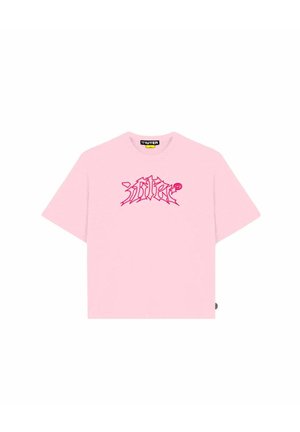 Maglietta a maniche corte di colore rosa chiaro con testo grafico astratto rosso al centro del petto e un'etichetta nera all'interno del colletto.