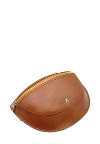 Sac en cuir marron avec une forme incurvée, fermeture éclair dorée et un petit logo embossé. Texture lisse avec un design minimaliste.