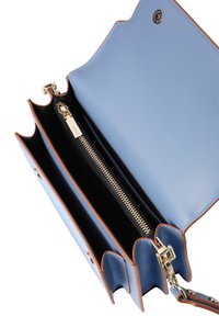 Svijetloplavi kožni novčanik s valovitim dizajnom, zlatnom metalikom, džepom na patent zatvarač i višestrukim pretincima obloženim crnim tkivom.