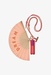 Abanico en rosa suave con la palabra "DREAM" en naranja, mango de madera, sujeto a un soporte coral con una parte superior púrpura brillante y una correa trenzada.