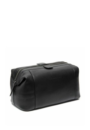 Sac de toilette en cuir noir avec fermeture éclair, texture lisse, bords arrondis et design minimaliste avec un logo discret sur le côté.