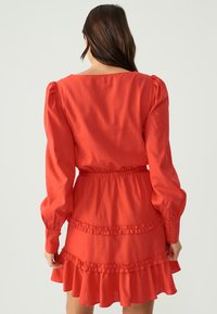 SÁVEL OLIA MINI  - Dnevna haljina - coral