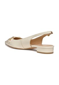 Zapato slingback de cuero beige con puntera redondeada, pequeño tacón en bloque y un acento de hebilla dorada. Textura suave y diseño minimalista.