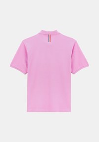 Polo shirt rose clair avec un col et un détail à trois rayures au niveau de l'encolure arrière en rouge, blanc et bleu.