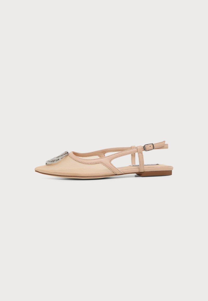 Chaussure plate beige à bride arrière ouverte avec bout pointu, boucle décorative en strass à l'avant et bride de cheville réglable avec boucle.
