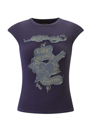 Ciemnofioletowy, dopasowany t-shirt z postrzępionymi naszywkami z dżinsu, złotym przeszyciem i napisem "Life Before Honor" nad grafiką serca i wstęgi.