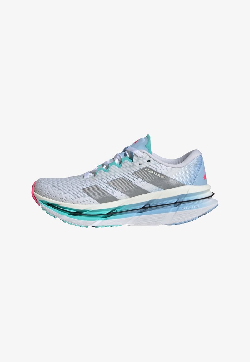Chaussure de course présentant un empeigne texturée blanche, des accents turquoise, des bandes réfléchissantes argentées et une semelle amortie avec un bout rose.