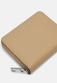 Beżowy skórzany portfel o teksturowanym wykończeniu, z metalowymi akcentami w kolorze srebra i zamknięciem na zamek błyskawiczny. Wytłoczone logo z przodu.