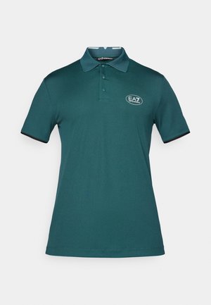 Teal krāsas polo krekls, izgatavots no gludas auduma, ar apkakli, trim pogām un kontrastējošu melnu apdari uz piedurknēm. EA7 logo uz krūšu daļas.
