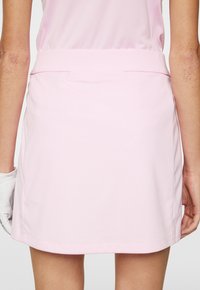 Rosa Golfsocke aus glattem, leichtem Stoff. Verfügt über einen Bund mit kleinem markiertem Logo und einem geraden Saum.