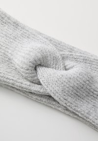 Fascia grigia lavorata a maglia con un design annodato al centro, realizzata in un materiale morbido e testurizzato, con un motivo a coste lungo l'intera lunghezza.
